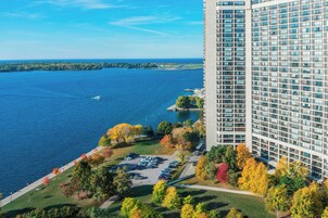 Colchones con pillow-top y caja de seguridad en la habitación 