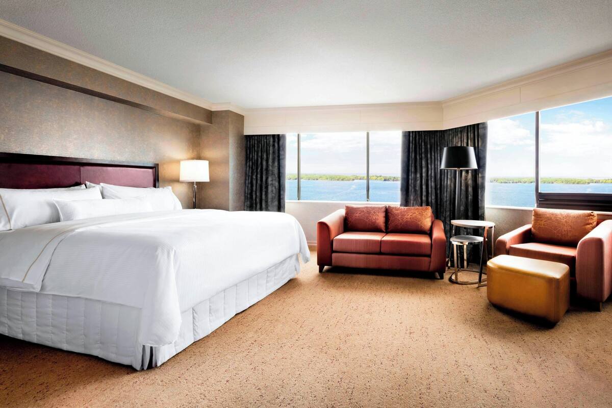 Studio Suite, 1 King Bed, Corner | Pillowtop beds, in-room safe, desk, laptop workspace