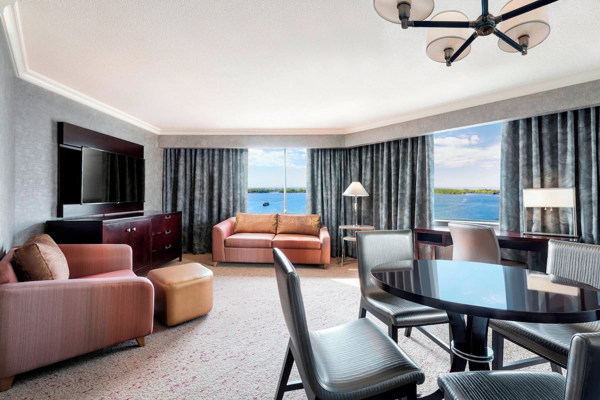 Suíte júnior, 1 cama King e sofá-cama, vista para o lago | Sala de estar | TV LCD 50 polegadas com canais a cabo, TV, Netflix