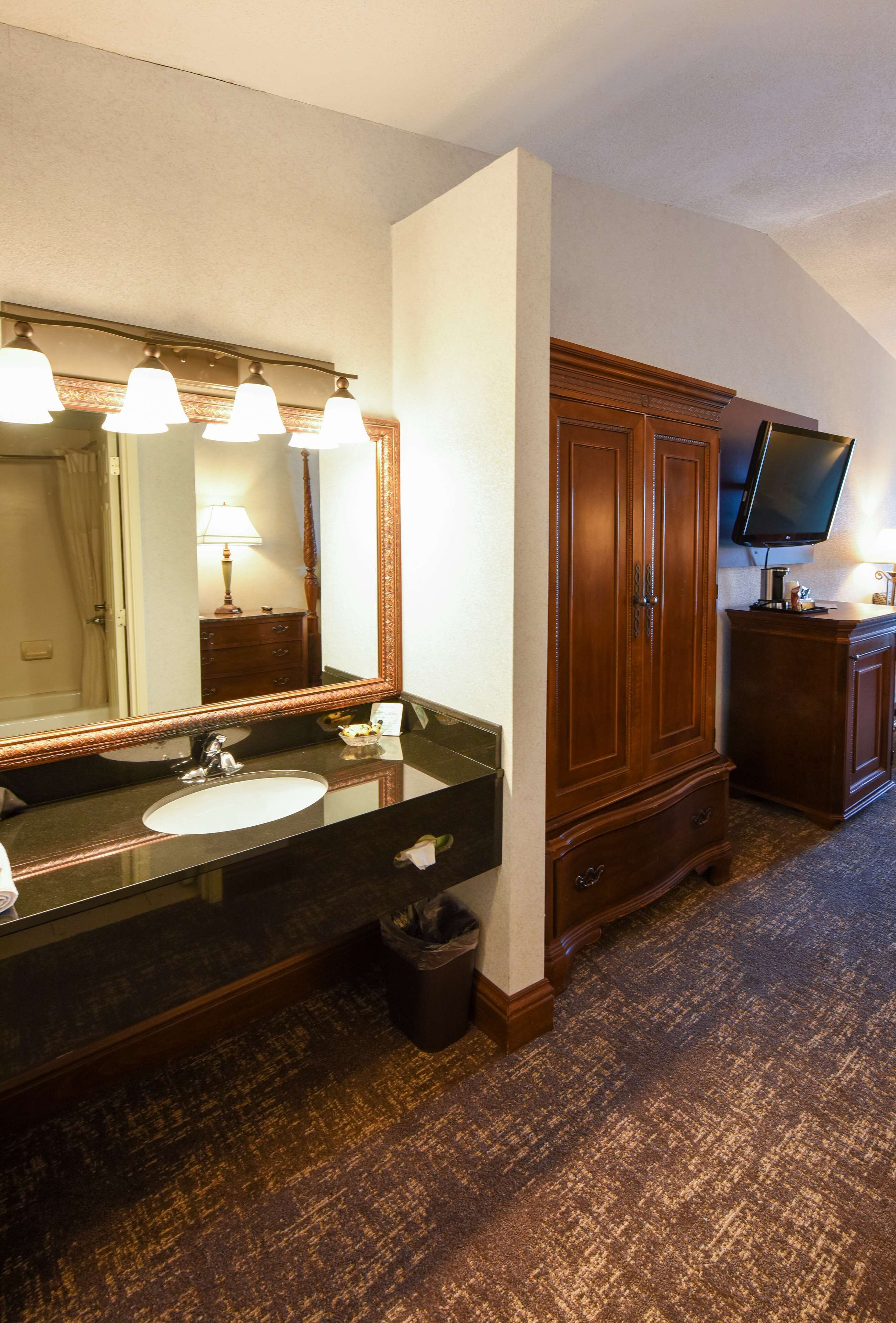 combined shower/bathtub, eco-friendly toiletries, hair dryer, towels