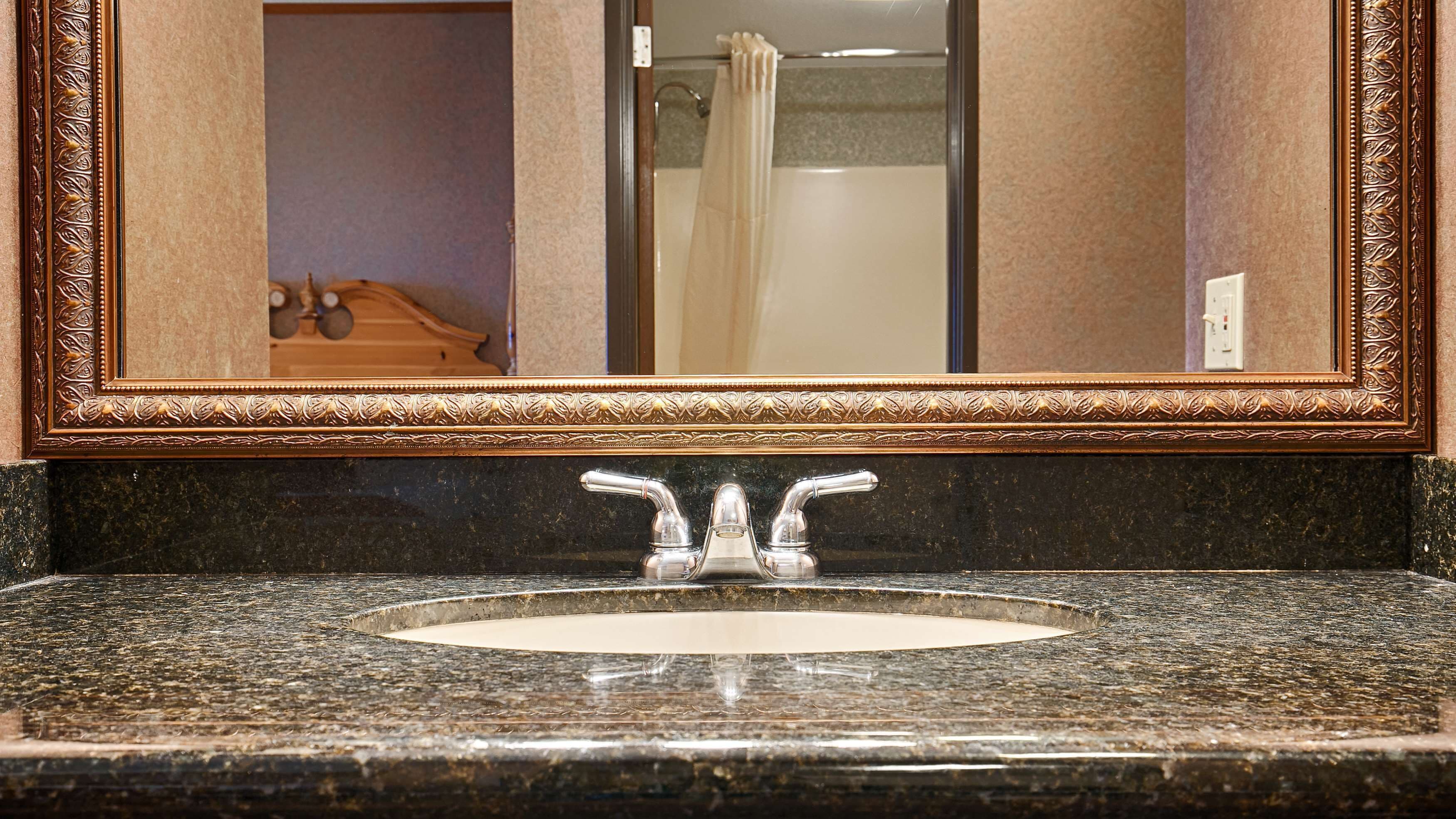 combined shower/bathtub, eco-friendly toiletries, hair dryer, towels