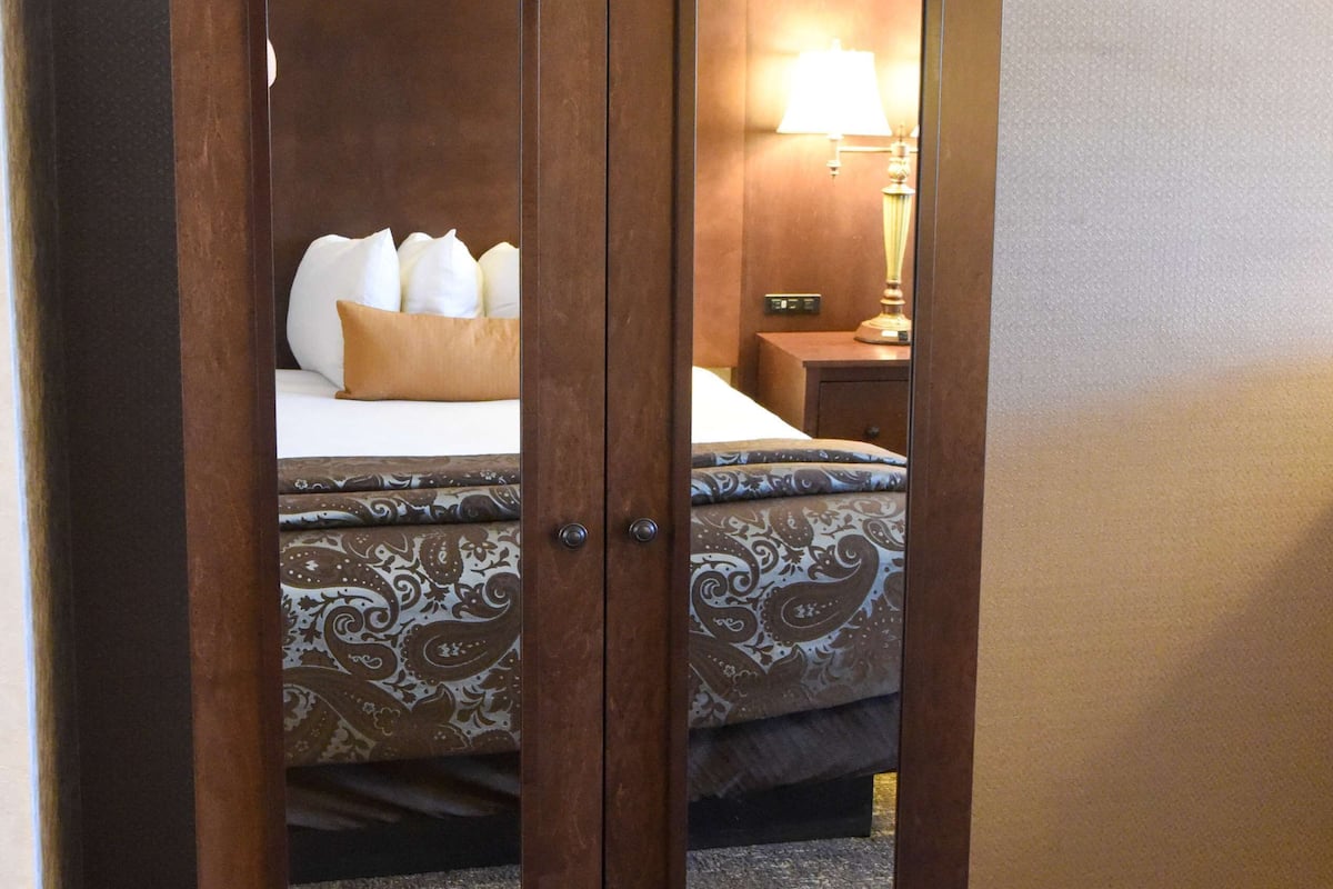 desk, soundproofing, iron/ironing board, cots/infant beds