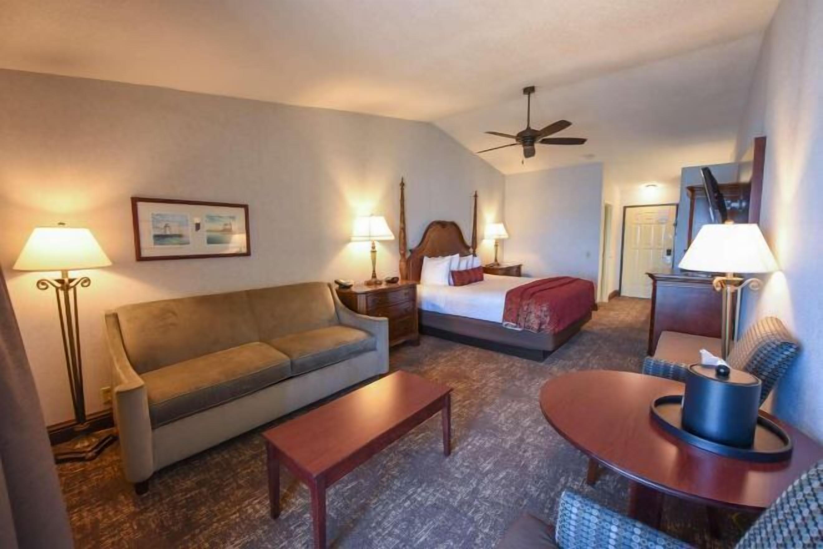 Bureau, chambres insonorisées, fer et planche à repasser