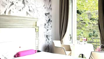 Habitación estándar doble | Ropa de cama hipoalergénica, caja fuerte, escritorio y cortinas opacas