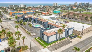 Un hôtel à plusieurs étages doté d’une piscine, d’un parking et offrant une vue sur l’océan.