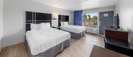 Huone, 2 keskisuurta parisänkyä | Yksilöllisesti kalustettu, työpöytä