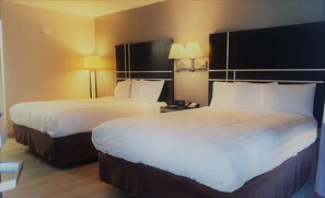 Habitación, 2 camas Queen size | Muebles diferentes, escritorio y espacio para trabajar con laptop