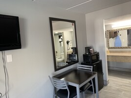 Muebles diferentes, escritorio y espacio para trabajar con laptop 