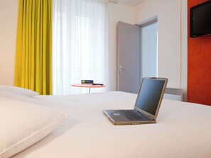 In-room safe, soundproofing, iron/ironing board, free WiFi