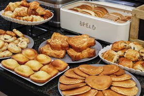 Se ofrece un desayuno bufé (13 EUR por persona)
