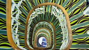 A spiral staircase with a zebra-striped pattern. - ibis Styles Paris République (Paris)