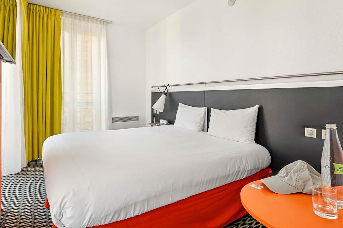Ropa de cama de alta calidad y espacio para trabajar con laptop 