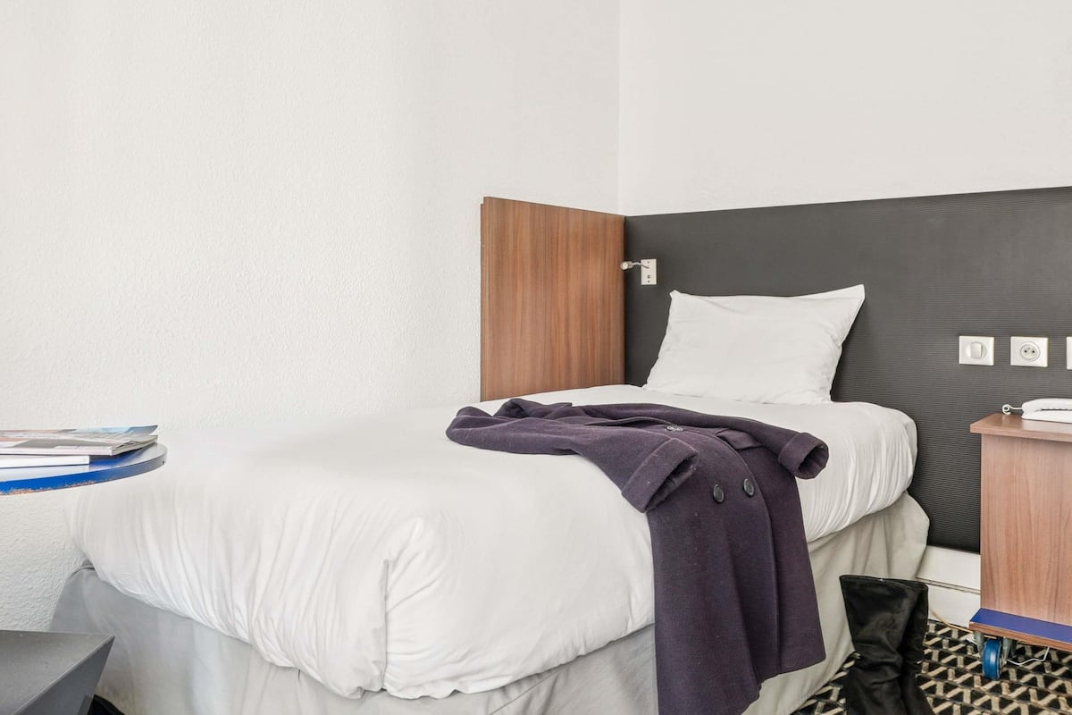 Ropa de cama de alta calidad y espacio para trabajar con laptop 