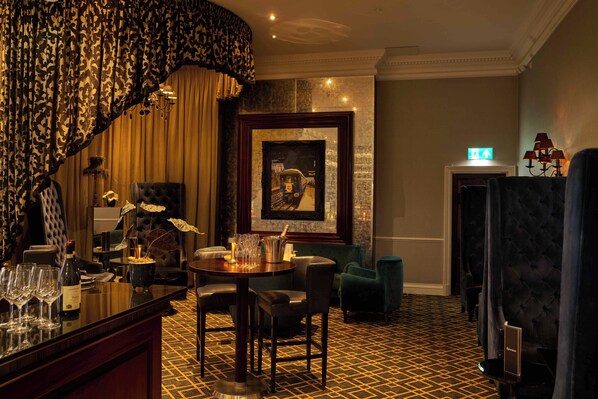 3 bars/lounges
