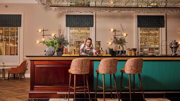 3 bars/lounges
