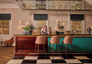 3 bars/lounges