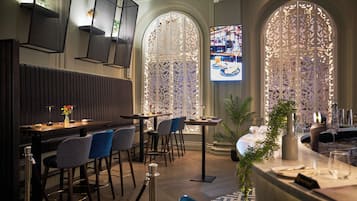 2 restaurantes, se sirve desayuno, cocina local e internacional