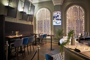 2 restaurants servant le déjeuner, cuisine locale et internationale