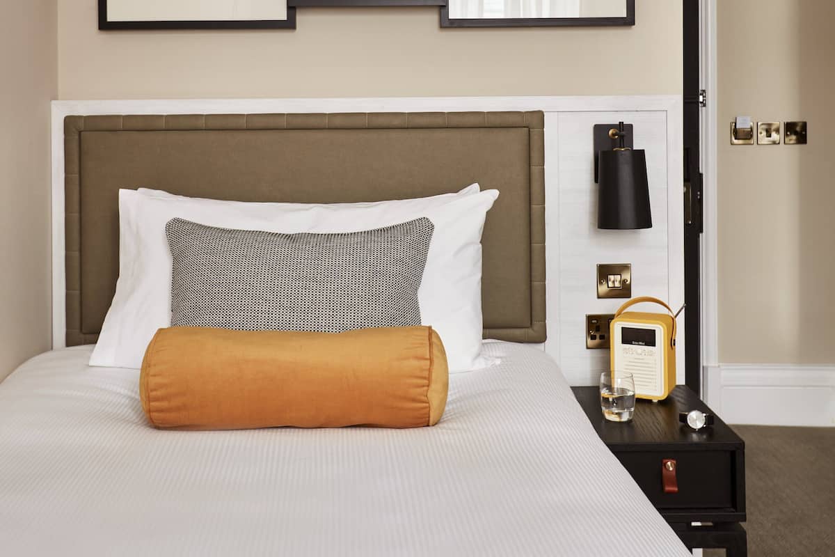 Chambre simple classique | 1 chambre, literie de qualité, lit avec matelas à plateau-coussin