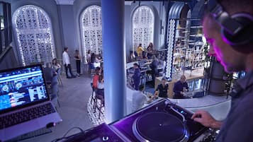 2 restaurants, breakfast, lunch served; local and international cuisine