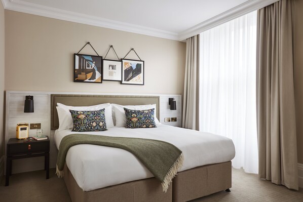 Deluxe-huone, 1 suuri parisänky | Ylelliset vuodevaatteet, pillowtop-patjalliset sängyt