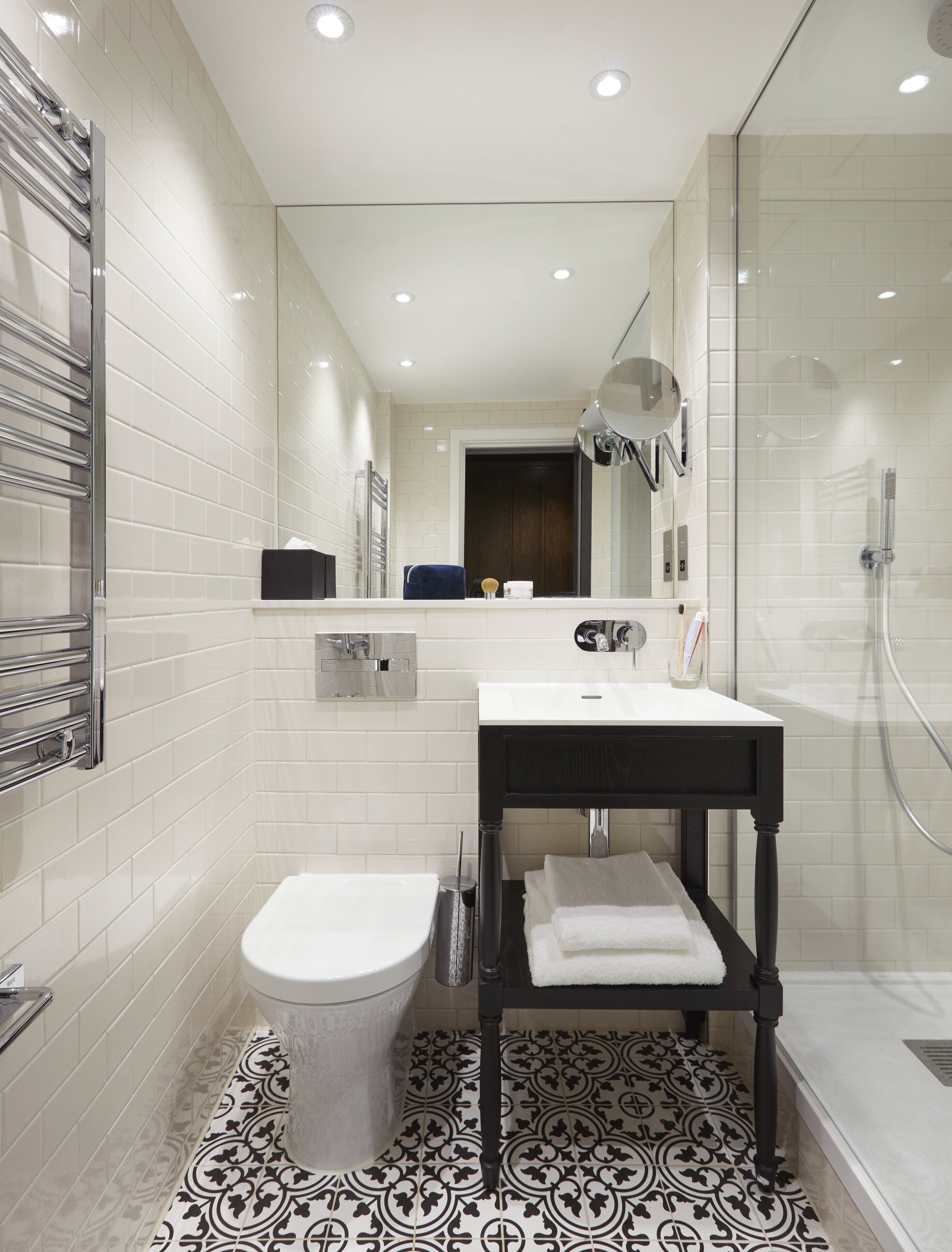 Un baño moderno con inodoro, lavabo y ducha.
