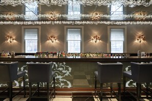 3 bars/lounges