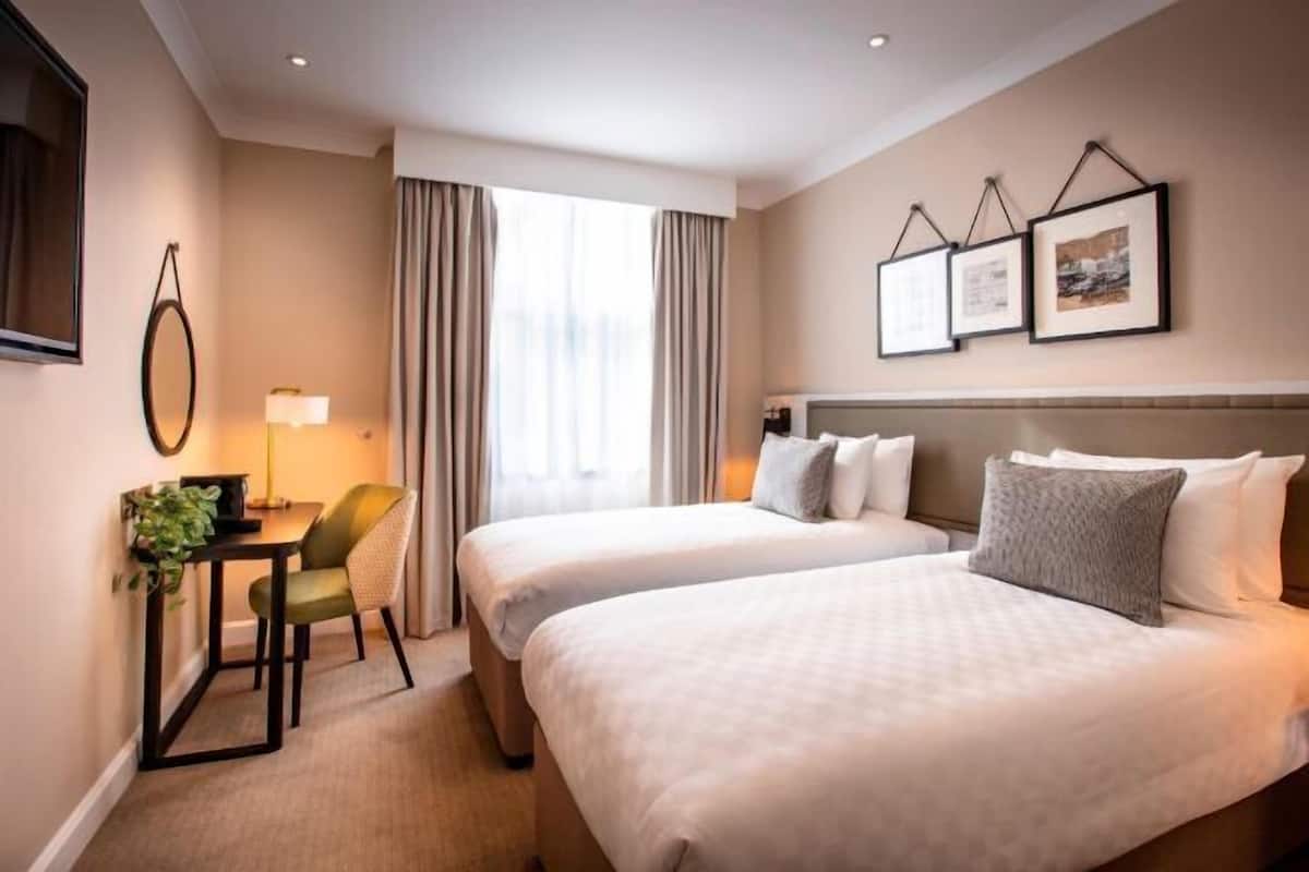 1 chambre, literie de qualité, lit avec matelas à plateau-coussin