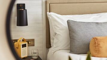 Kamar Double Klasik | Seprai premium, bantalan ekstra lembut, minibar gratis, dan brankas