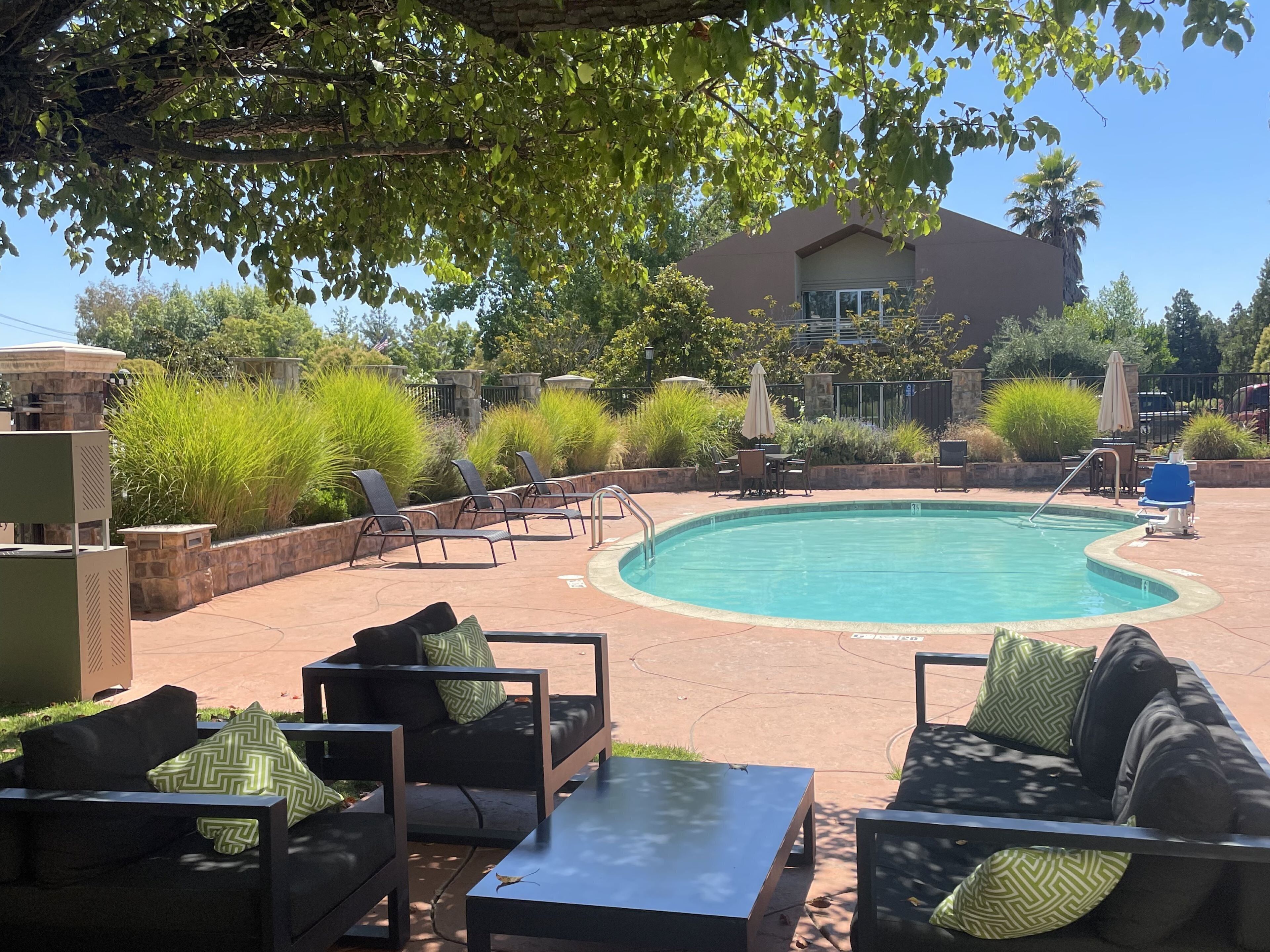 สระว่ายน้ำกลางแจ้ง เปิด 8:00 น. ถึง 21:00 น., เก้าอี้อาบแดดริมสระ