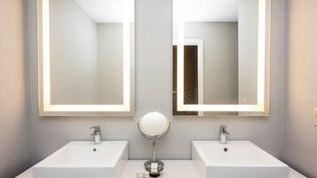 Douche, articles de toilette (gratuits), séchoir à cheveux