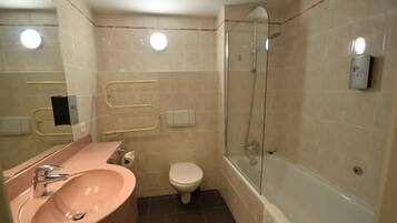 Een badkamer met een wastafel, toilet en douchecabine.
