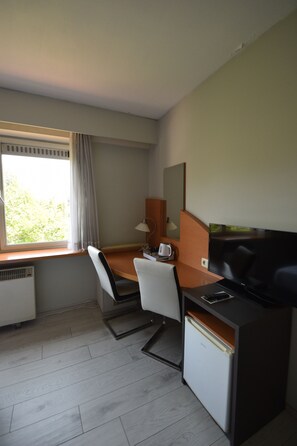 1 bedroom, minibar, desk, cots/infant beds