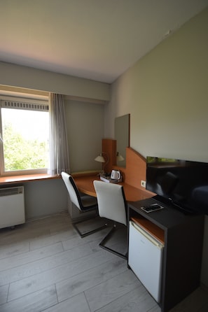 1 bedroom, minibar, desk, cots/infant beds