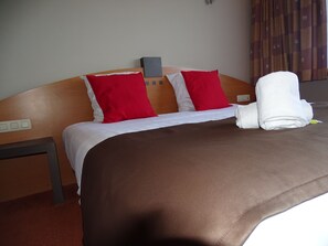 Minibar, desk, cots/infant beds, free WiFi