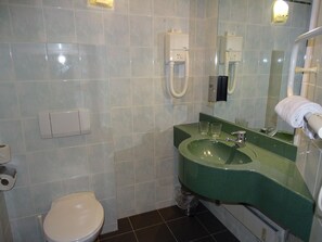 Executive Room Twin with daily cleaning | Banheiro | Chuveiro/banheira combinados, secador de cabelo, toalhas de banho 