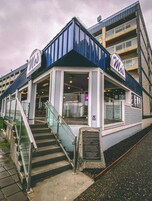 Se sirven almuerzos y cenas; cocina americana; con vista al mar