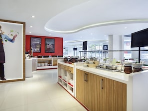 Melayani sarapan dan makan siang dengan pemandangan kolam renang