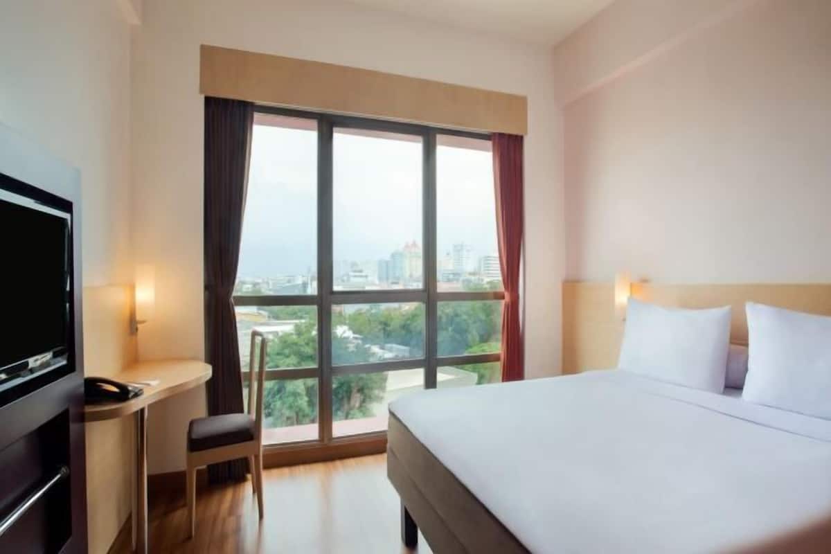 Free minibar, desk, laptop workspace, blackout curtains