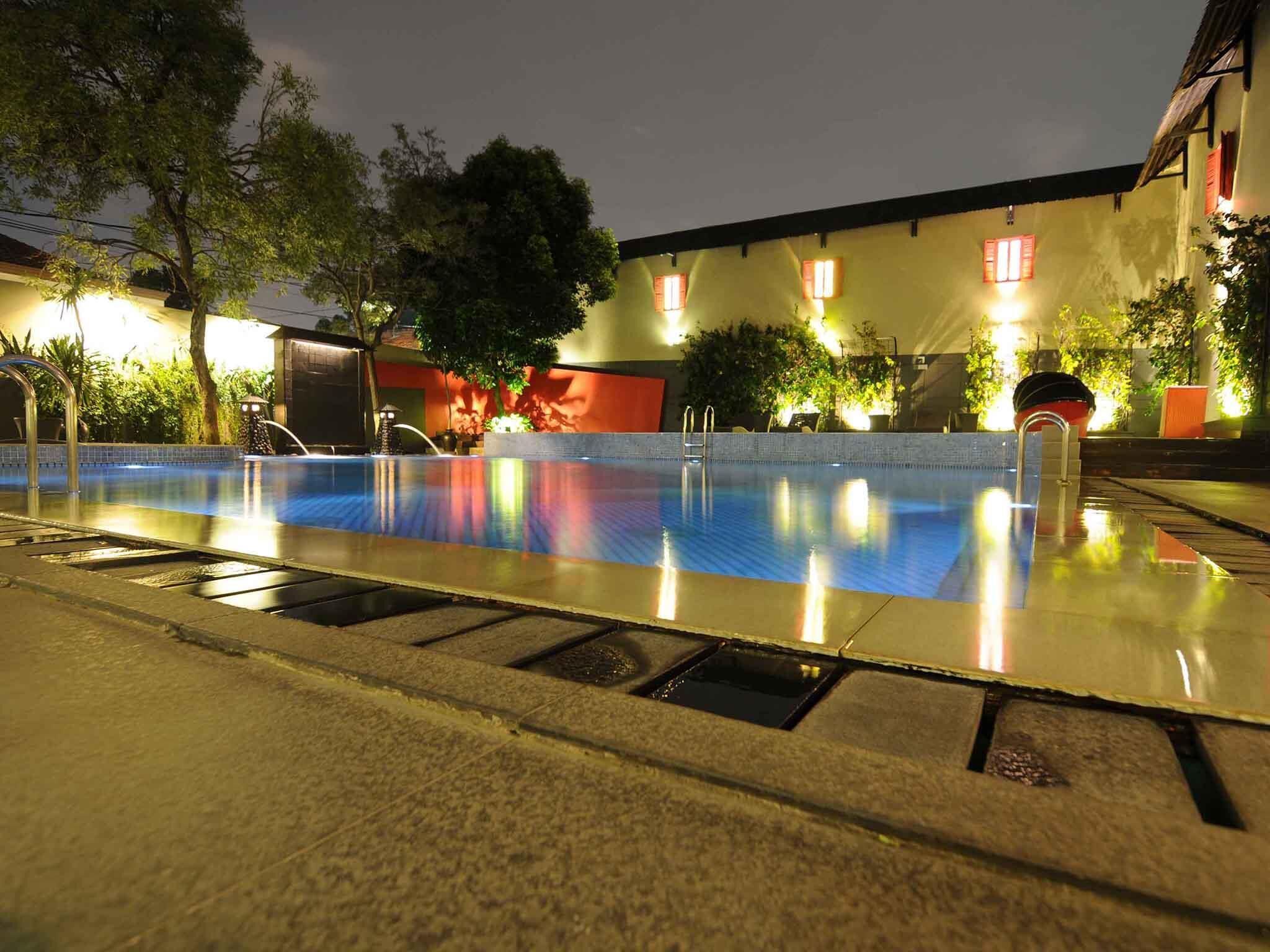 Kolam renang outdoor, dengan kursi berjemur