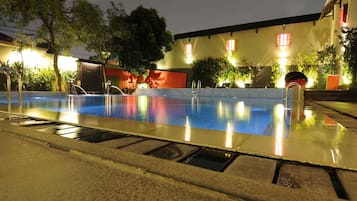 Kolam renang outdoor, dengan kursi berjemur