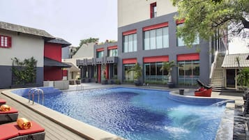 حمّام سباحة خارجي، مقاعد للتشمس