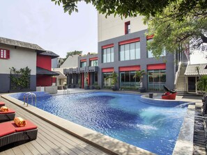 Piscine extérieure, chaises longues