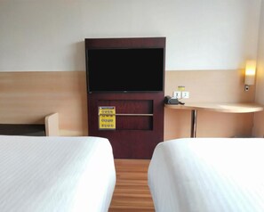 Artículos del minibar gratis y escritorio 