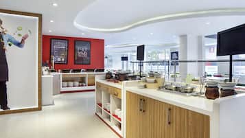 Serviço de café da manhã, almoço, jantar; vistas para a piscina