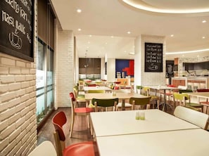 Serviço de café da manhã, almoço, jantar; vistas para a piscina