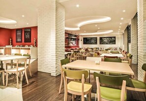 Serveert ontbijt, lunch, diner, uitzicht op het zwembad
