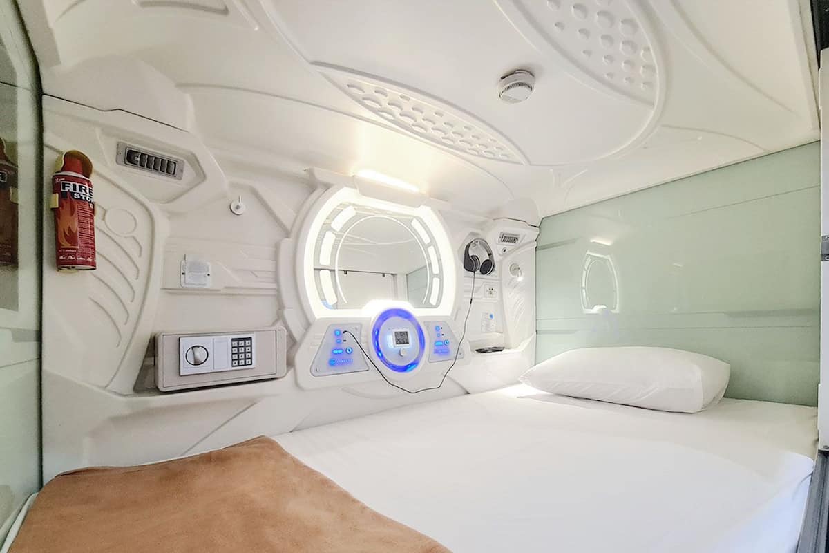 Minibar con artículos gratuitos y escritorio