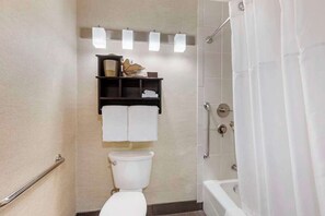 Een bad/douchecombinatie, milieuvriendelijke toiletartikelen