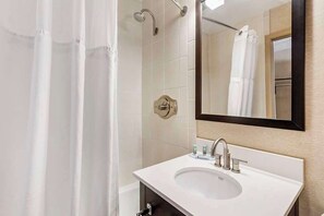 Combined shower/tub, eco-friendly toiletries, hair dryer, towels - Hotel Watertown (Watertown)